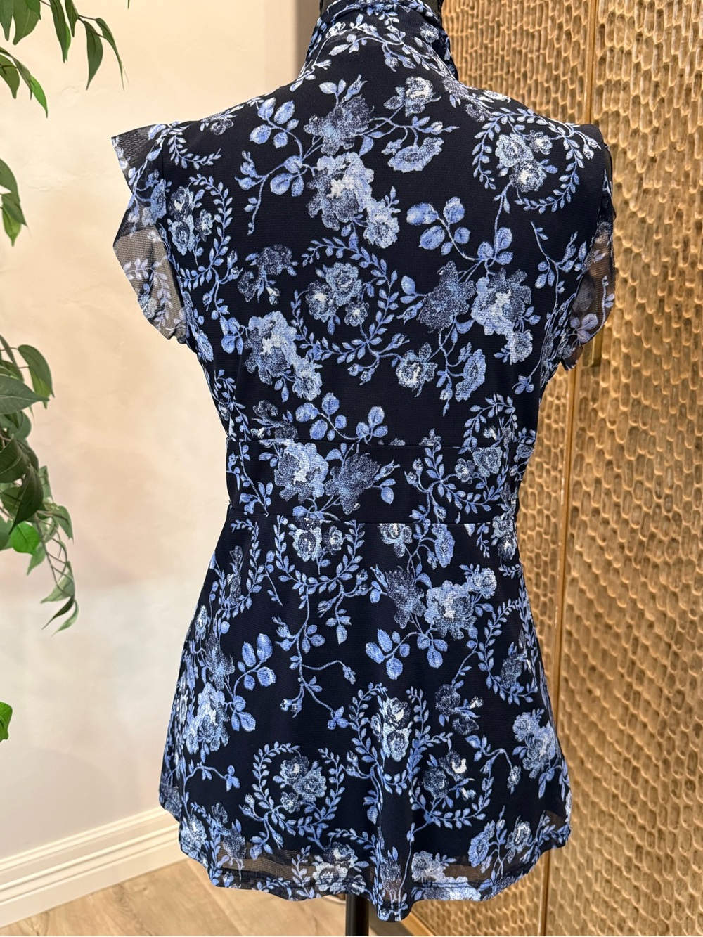 New York & Company Navy Blue Floral Tie-Neck Cap Sleeve Blouse Medium - Picture 4 of 8